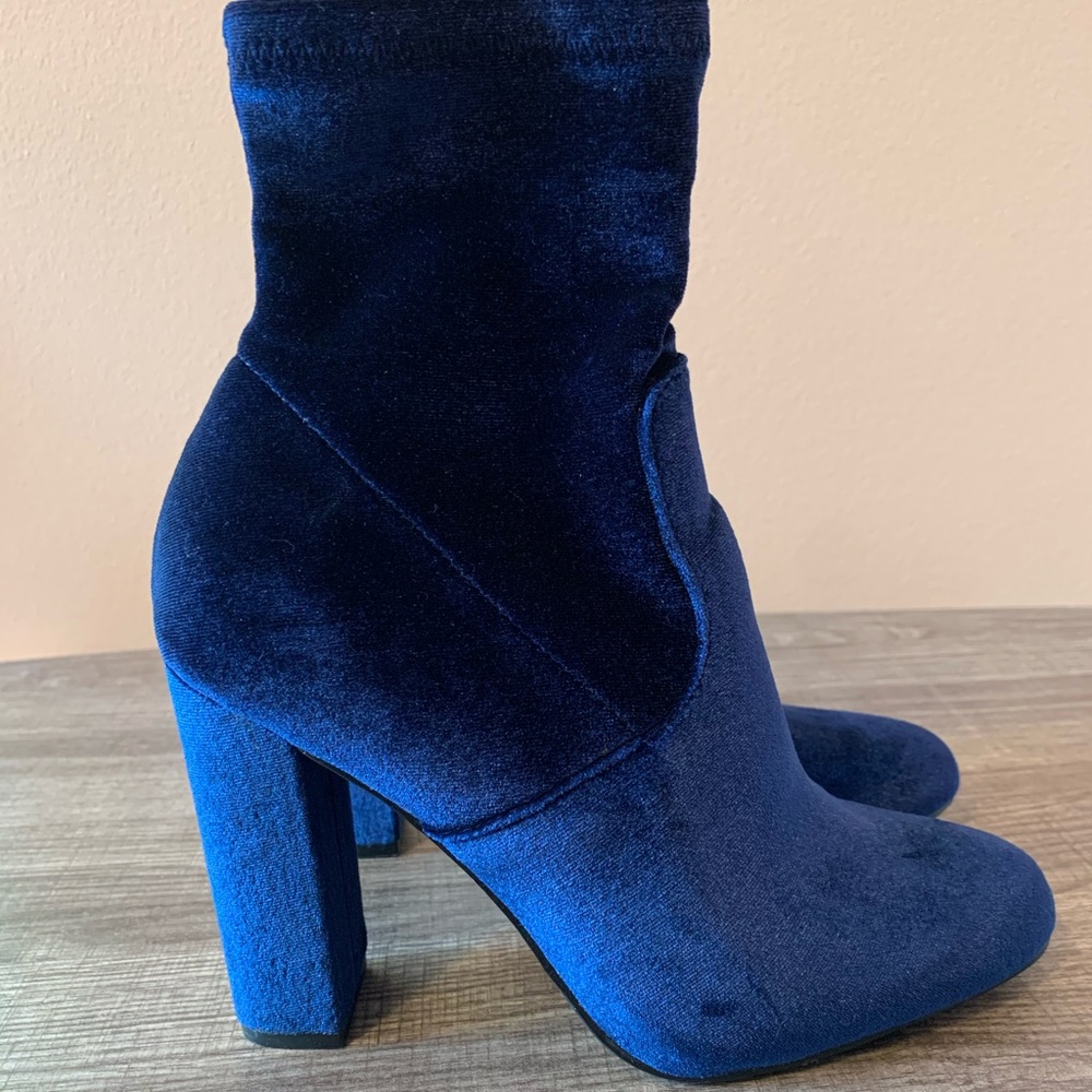 STEVE MADDEN Blue Velvet Booties